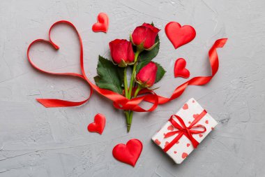 Güzel kırmızı kurdeleli Kraft hediye kutusu ve gül, Sevgililer Günü konsepti, yıldönümü, anneler günü ve doğum günü tebriği, fotokopi alanı, üst manzara.