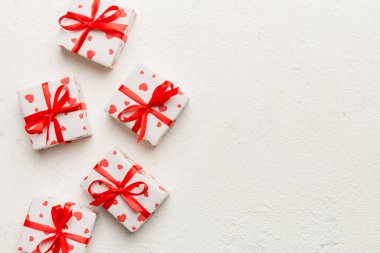 Sevgililer Günü kompozisyonu: Yay ve kalple kırmızı hediye kutusu. Noel hediyesi. Yukarıdan bak. Mesaj için yer var. Holday tebrik kartı.