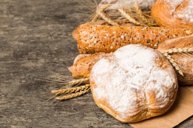 Ev yapımı doğal ekmek. Arkaplan olarak taze ekmeğin farklı türleri, kopya alanı ile perspektif.