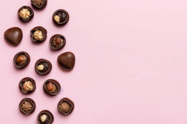 Renkli masa üzerinde farklı çikolata çeşitleri var. Kopya alanı ile Üst Görünüm ve Düz Yatay.