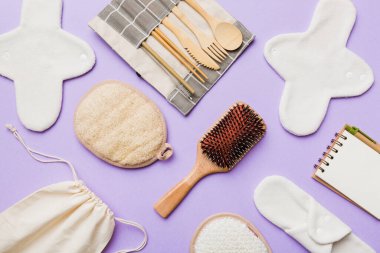 Sıfır atık. Çevre dostu günlük aksesuarlar. en üstteki görünüm.