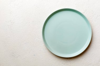 Beton zemin üzerinde boş mavi plaka üst görünümü. Tasarımın için boş boşluk.