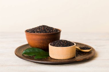 Kase içinde kinoa tohumu ve renkli arka planda kaşık. Küçük kasede sağlıklı kinwa. Sağlıklı süper yiyecekler.