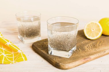 Sağlıklı kahvaltı ya da sabah chia tohumu ve limon, vejetaryen yiyecekler, diyet ve sağlık konsepti. Limonlu Chia pudingi.