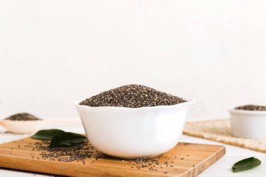 Kavanozda Chia tohumu ve renkli arka planda kaşık. Sağlıklı Salvia Hispanikleri küçük kasede. Sağlıklı süper yiyecekler.