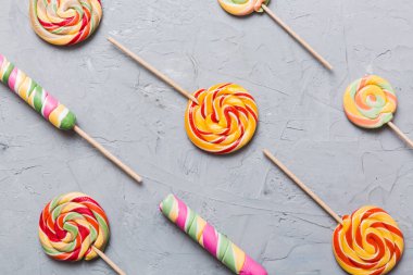 Renkli arka planda renkli lolipoplar. Yaz kavramı. Parti Mutlu Yıllar ya da Minimalist Kavram.