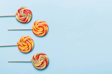 Renkli arka planda renkli lolipoplar. Yaz kavramı. Parti Mutlu Yıllar ya da Minimalist Kavram.