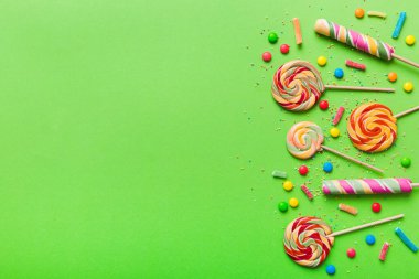 Lezzetli İştah açıcı Parti Aksesuarları Mutlu Yıllar Tatlı. Renkli arkaplanda farklı tipte şekerler, kopyalama alanı. Renkli doğum günü partisi geçmişi.