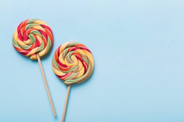 Renkli arka planda renkli lolipoplar. Yaz kavramı. Parti Mutlu Yıllar ya da Minimalist Kavram.