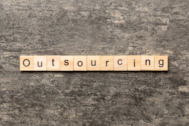 Tahta blokta yazan taşeronluk kelimesi. Tablo üzerinde taşeron metin, kavram.