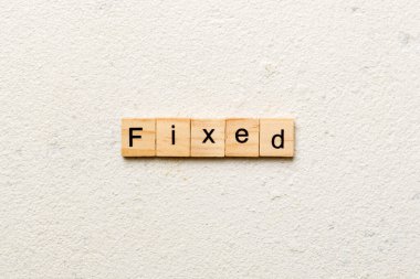 Tahta bloğa yazılmış bir kelime. tablo üzerinde sabitlenmiş metin, konsept.