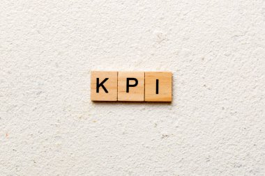 Tahta blokta kpi kelimesi yazıyor. anahtar performans göstergeleri tablo üzerinde metin, konsept.