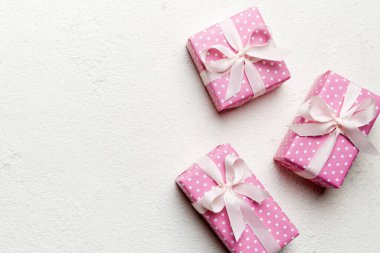 Sevgililer Günü kompozisyonu: Yay ve kalple kırmızı hediye kutusu. Noel hediyesi. Yukarıdan bak. Mesaj için yer var. Holday tebrik kartı.