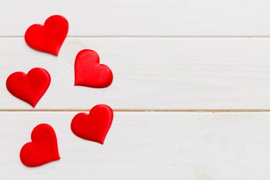 Kırmızı kalplerle sevgililer günü arkaplanı, kopyalama alanı ile üstten görünüm.