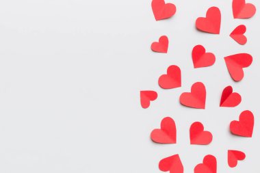 Kırmızı kalplerle sevgililer günü arkaplanı, kopyalama alanı ile üstten görünüm.