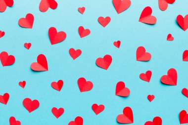 Kırmızı kalplerle sevgililer günü arkaplanı, kopyalama alanı ile üstten görünüm.