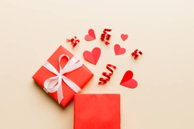 Sevgililer günün kutlu olsun. Renkli arka planda küçük kalpli kalp şeklinde hediye kutusu açtın. Sevgililer günü kartı..