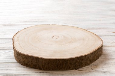 Ahşap servis tepsisinin çimento arka plandaki manzarası. Tasarımın için boş boşluk.