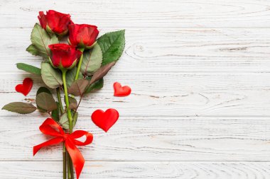 Masada gül çiçeği ve kırmızı kalple Sevgililer Günü kompozisyonu. Üst görünüm, düz görünüm, kopyalama alanı Tatil kavramı.
