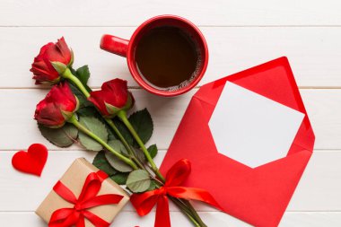 Kahve fincanı, gül çiçeği ve hediye kutusuyla Sevgililer Günü kompozisyonu. Üst manzara, düz yatış. Tatil kavramı.