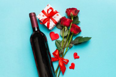 Kırmızı şarap, gül çiçeği ve hediye kutusuyla Sevgililer Günü kompozisyonu. Üst manzara, düz yatış. Tatil kavramı.