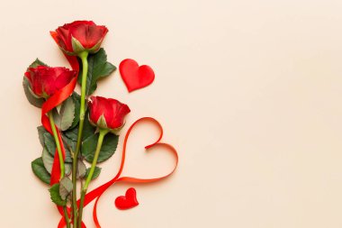 Masada gül çiçeği ve kırmızı kalple Sevgililer Günü kompozisyonu. Üst görünüm, düz görünüm, kopyalama alanı Tatil kavramı.