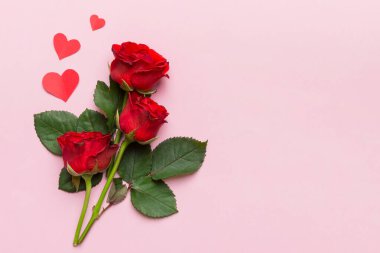 Masada gül çiçeği ve kırmızı kalple Sevgililer Günü kompozisyonu. Üst görünüm, düz görünüm, kopyalama alanı Tatil kavramı.