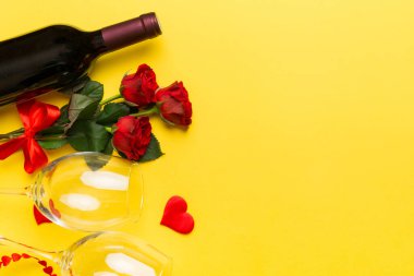 Kırmızı şarap, gül çiçeği ve hediye kutusuyla Sevgililer Günü kompozisyonu. Üst manzara, düz yatış. Tatil kavramı.