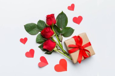 Güzel kırmızı kurdeleli Kraft hediye kutusu ve gül, Sevgililer Günü konsepti, yıldönümü, anneler günü ve doğum günü tebriği, fotokopi alanı, üst manzara.