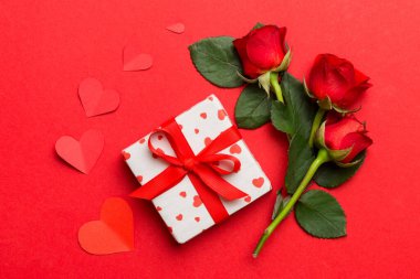 Gül çiçeği, kırmızı kalp ve hediye kutularıyla Sevgililer Günü kompozisyonu. Anneler günü ve doğum günü tebriği, kopyalama alanı, üst görünüm.