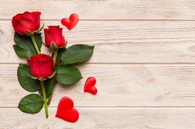 Masada gül çiçeği ve kırmızı kalple Sevgililer Günü kompozisyonu. Üst görünüm, düz görünüm, kopyalama alanı Tatil kavramı.