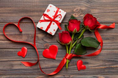 Güzel kırmızı kurdeleli Kraft hediye kutusu ve gül, Sevgililer Günü konsepti, yıldönümü, anneler günü ve doğum günü tebriği, fotokopi alanı, üst manzara.