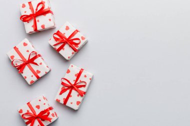 Sevgililer Günü kompozisyonu: Yay ve kalple kırmızı hediye kutusu. Noel hediyesi. Yukarıdan bak. Mesaj için yer var. Holday tebrik kartı.