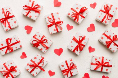 Sevgililer Günü kompozisyonu: Kırmızı hediye kutusu ve kalp. Noel hediyesi. Yukarıdan bak. Holday tebrik kartı.