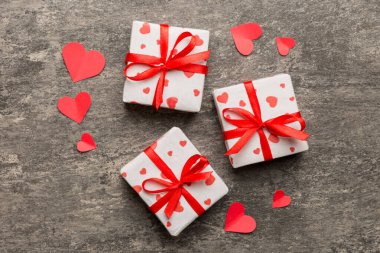 Sevgililer Günü kompozisyonu: Kırmızı hediye kutusu ve kalp. Noel hediyesi. Yukarıdan bak. Holday tebrik kartı.