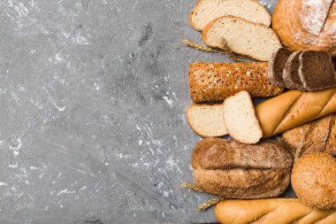 Ev yapımı doğal ekmek. Arka plan olarak farklı taze ekmek türleri, kopya alanı ile üst görünüm.