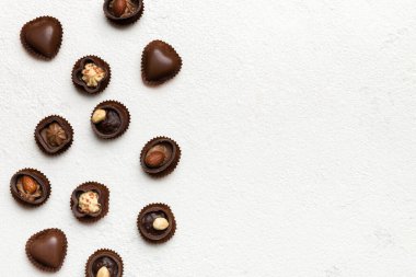 Renkli masa üzerinde farklı çikolata çeşitleri var. Kopya alanı ile Üst Görünüm ve Düz Yatay.