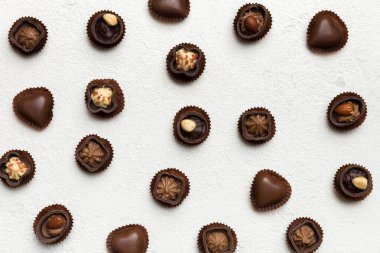 Renkli masa üzerinde farklı çikolata çeşitleri var. Üst Görünüm ve Düz Yatay.