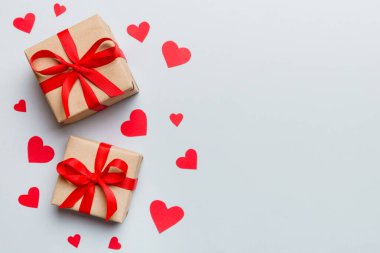 Sevgililer Günü kompozisyonu: Yay ve kalple kırmızı hediye kutusu. Noel hediyesi. Yukarıdan bak. Mesaj için yer var. Holday tebrik kartı.