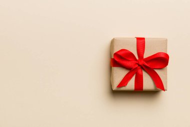 Sevgililer Günü kompozisyonu: Yay ve kalple kırmızı hediye kutusu. Noel hediyesi. Yukarıdan bak. Mesaj için yer var. Holday tebrik kartı.