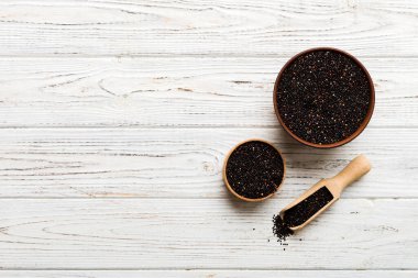 Kase içinde kinoa tohumu ve renkli arka planda kaşık. Küçük kasede sağlıklı kinwa. Sağlıklı süper yiyecekler.