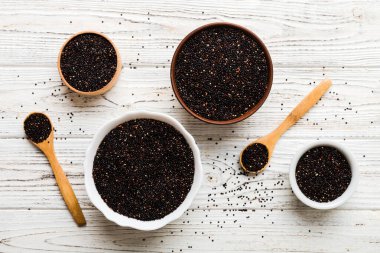 Kase içinde kinoa tohumu ve renkli arka planda kaşık. Küçük kasede sağlıklı kinwa. Sağlıklı süper yiyecekler.