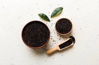 Kase içinde kinoa tohumu ve renkli arka planda kaşık. Küçük kasede sağlıklı kinwa. Sağlıklı süper yiyecekler.