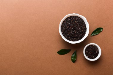 Renkli arkaplanda kinoa tohumları var. Küçük kasede sağlıklı kinwa. Sağlıklı süper yiyecekler.