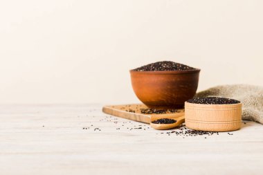 Kase içinde kinoa tohumu ve renkli arka planda kaşık. Küçük kasede sağlıklı kinwa. Sağlıklı süper yiyecekler.