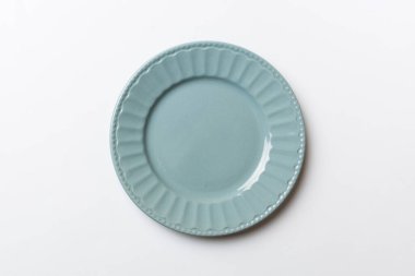 Renkli arka planın üst görüntüsü yiyecek için boş mavi tabak. Tasarımınız için alanı olan boş tabak.