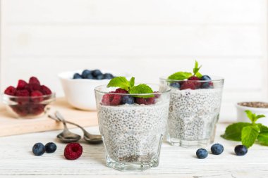 Sağlıklı kahvaltı ya da sabah chia tohumlu vanilyalı puding ahududu ve böğürtlen, vejetaryen gıda, diyet ve sağlık konsepti. Ahududu ve yabanmersinli Chia pudingi..