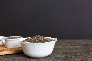 Renkli arka planda Chia tohumları. Sağlıklı Salvia Hispanikleri küçük kasede. Sağlıklı süper yiyecekler.