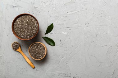 Kavanozda Chia tohumu ve renkli arka planda kaşık. Sağlıklı Salvia Hispanikleri küçük kasede. Sağlıklı süper yiyecekler.