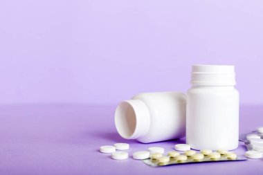 HIV enfeksiyonunun tedavisi için ilaç. Haplar, kapsüller ve masada savaş. Renkli arkaplanda kopyalama alanı olan farklı renkli tabletler.